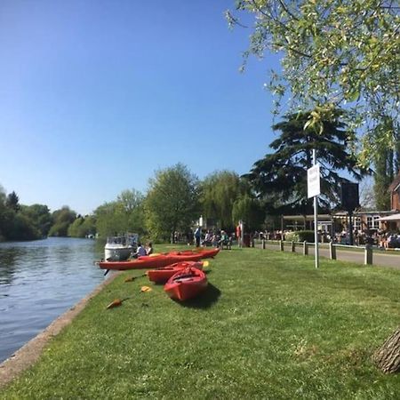 River Cabin Retreat Shepperton Eksteriør billede