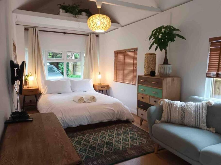 River Cabin Retreat Shepperton Eksteriør billede
