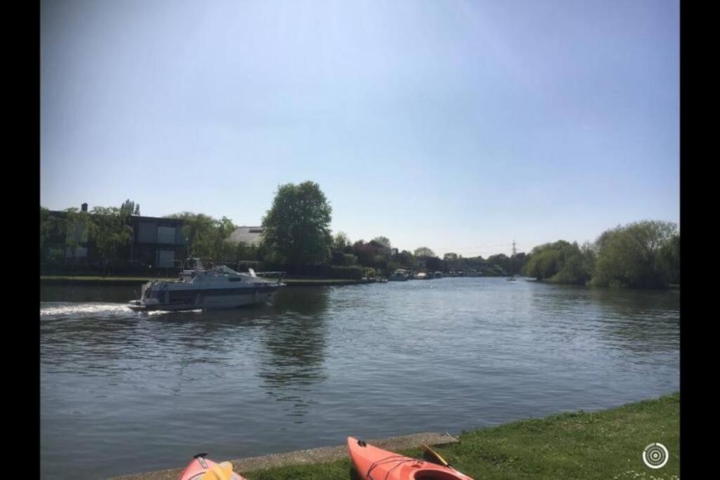 River Cabin Retreat Shepperton Eksteriør billede