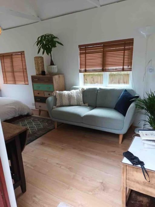 River Cabin Retreat Shepperton Eksteriør billede